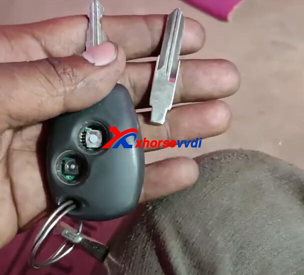Renault-Duster-decode-key-cutting-key-by-Xhorse-VVDI-Key-Tool-Max-and-Dolphin-XP005-1 