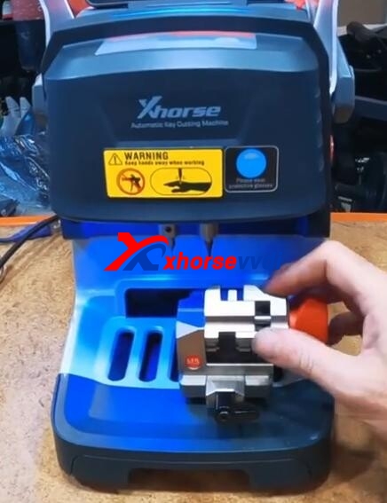 review-new-xhorse-dolphin-ii-XP005l-key-cutting-machine-2 