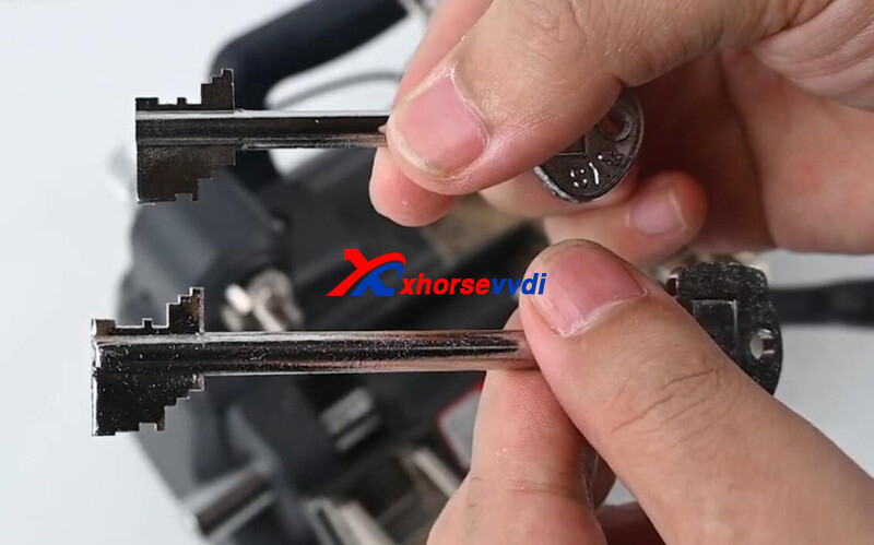 how-to-cut-bit-keys-using-dolphin-xp-008-manual-machine-8 