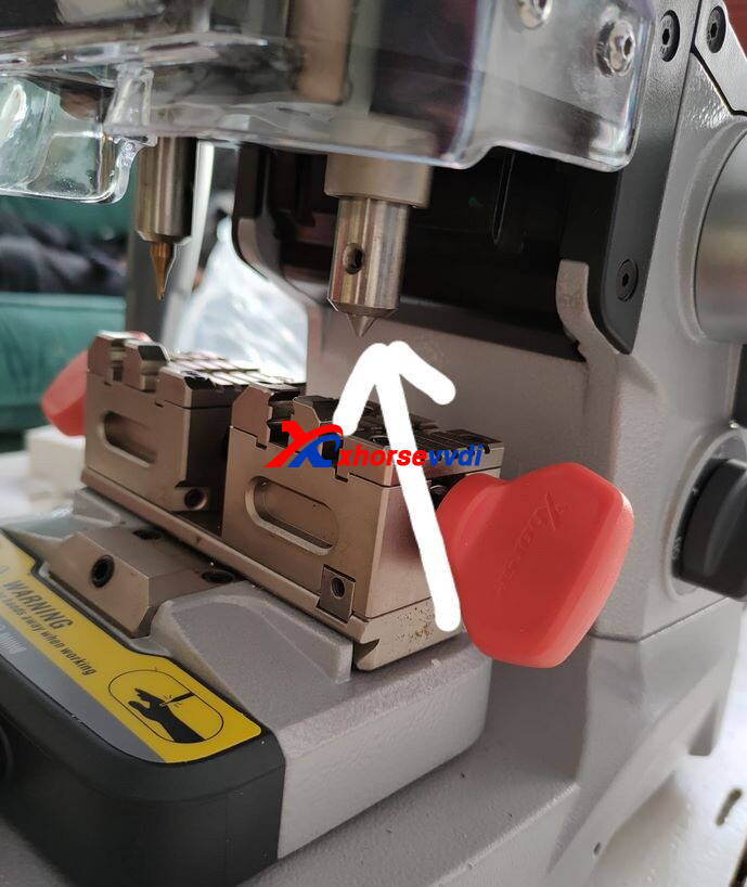 how-to-remove-cutter-probe-stuck-in-xhorse-key-cutting-machine-1 