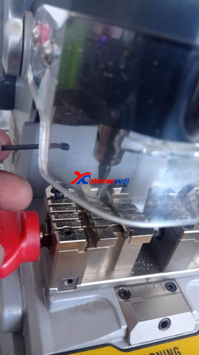 how-to-remove-cutter-probe-stuck-in-xhorse-key-cutting-machine-2 