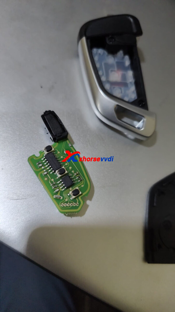 how-to-fit-vvdi-super-chip-in-xhorse-wire-remote-12 