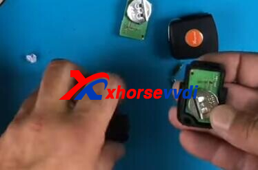 how-to-fit-vvdi-super-chip-in-xhorse-wire-remote-5 