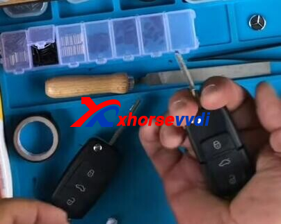 how-to-fit-vvdi-super-chip-in-xhorse-wire-remote-7 
