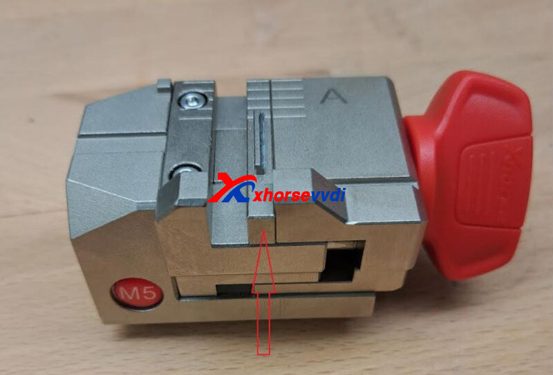 how-to-fix-xhorse-m5-clamp-center-part-stuck-on-right-position-1 