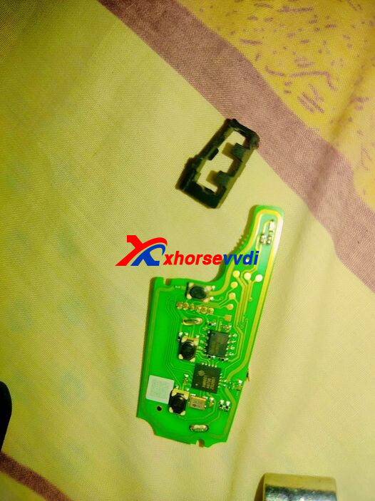 how-to-install-chip-case-in-xhorse-universal-remotes-1 