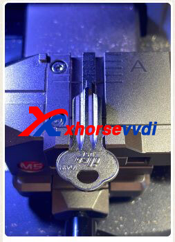 how-to-cut-short-key-using-xhorse-dolphin-xp005l-1 