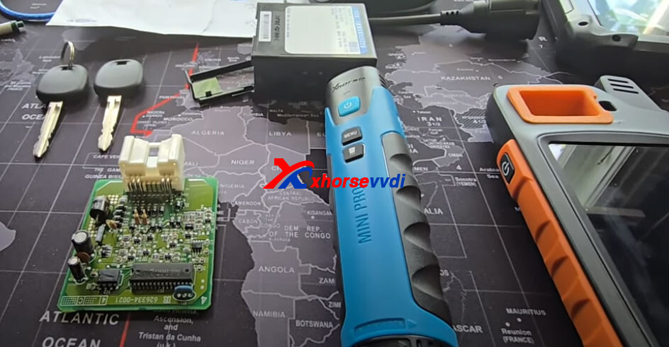 vvdi-key-tool-max-pro-with-mini-orog-cloned-2004-toyota-sequoia-1 