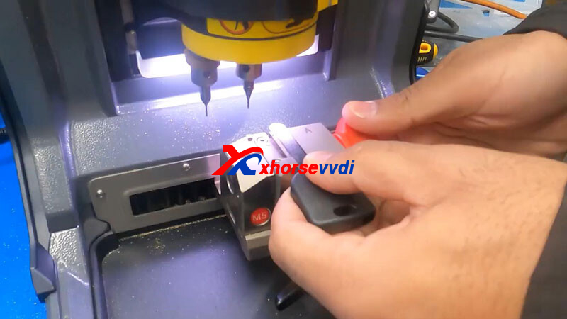 xhorse-condor-ii-review-how-to-cut-a-perfect-honda-hon66-key-5 