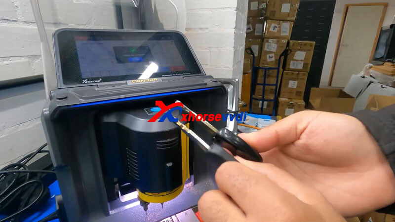 xhorse-condor-ii-review-how-to-cut-a-perfect-honda-hon66-key-8 