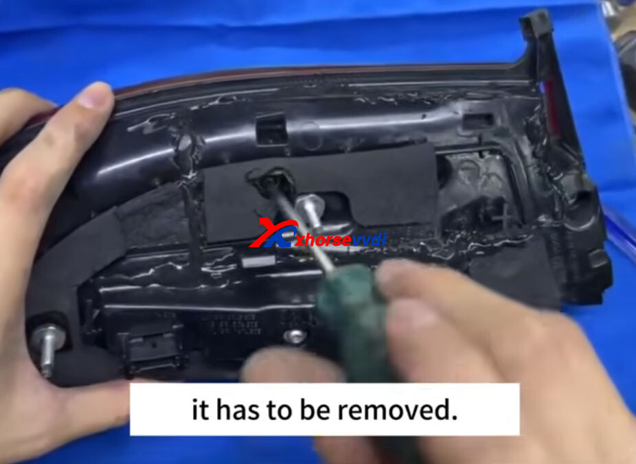 how-to-repair-bmw-g12-tail-light-data-with-xhorse-multi-prog-3 